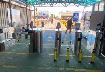 智慧小區人臉識別通道閘機系統_閘機廠家